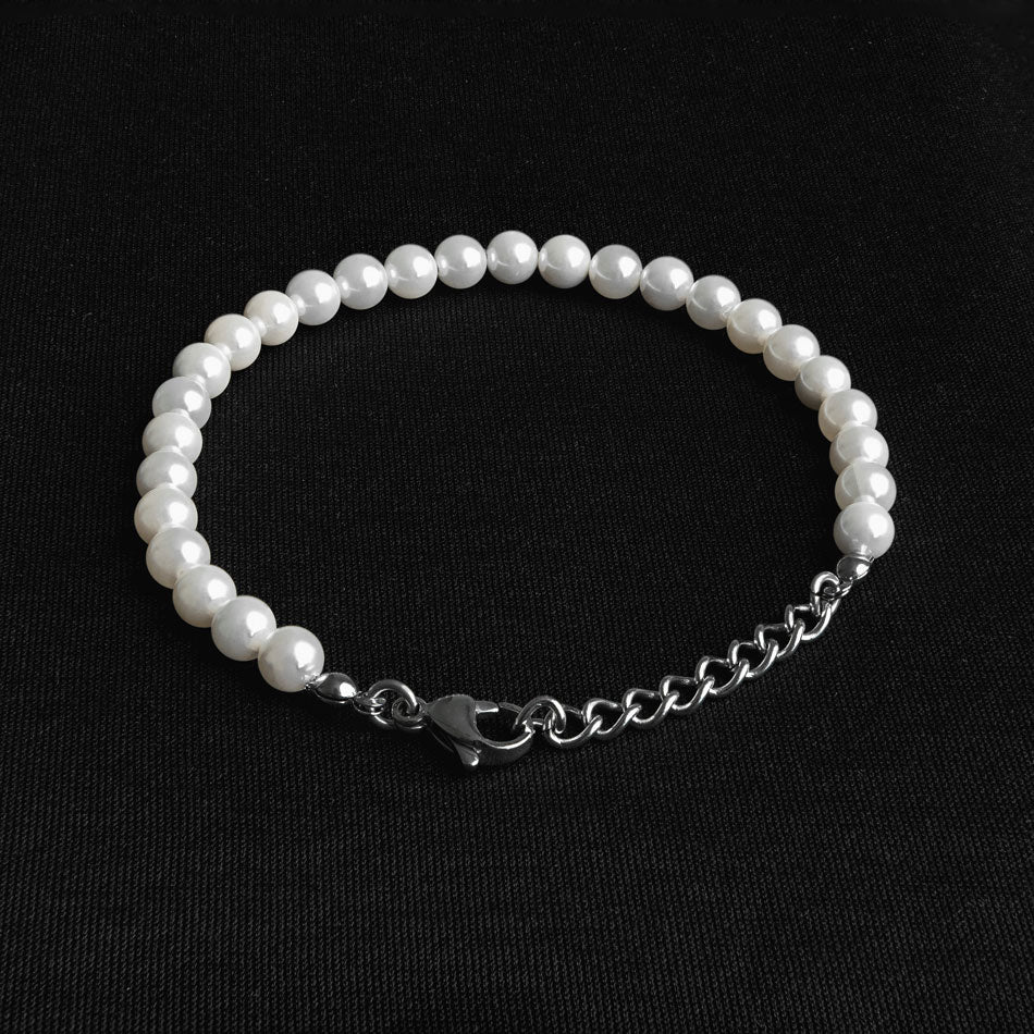 Our Pearl Bracelet with Silver Details has been crafted using polished white pearls, along with the finest silver hardware to hold it all together.